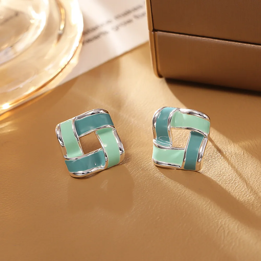 Fashionable and exquisite blue drip glaze hollow square earrings women's light luxury high-end earrings small fresh earrings
Fashionable and exquisite blue drip glaze hollow square earrings women's light luxury high-end earrings small fresh earrings