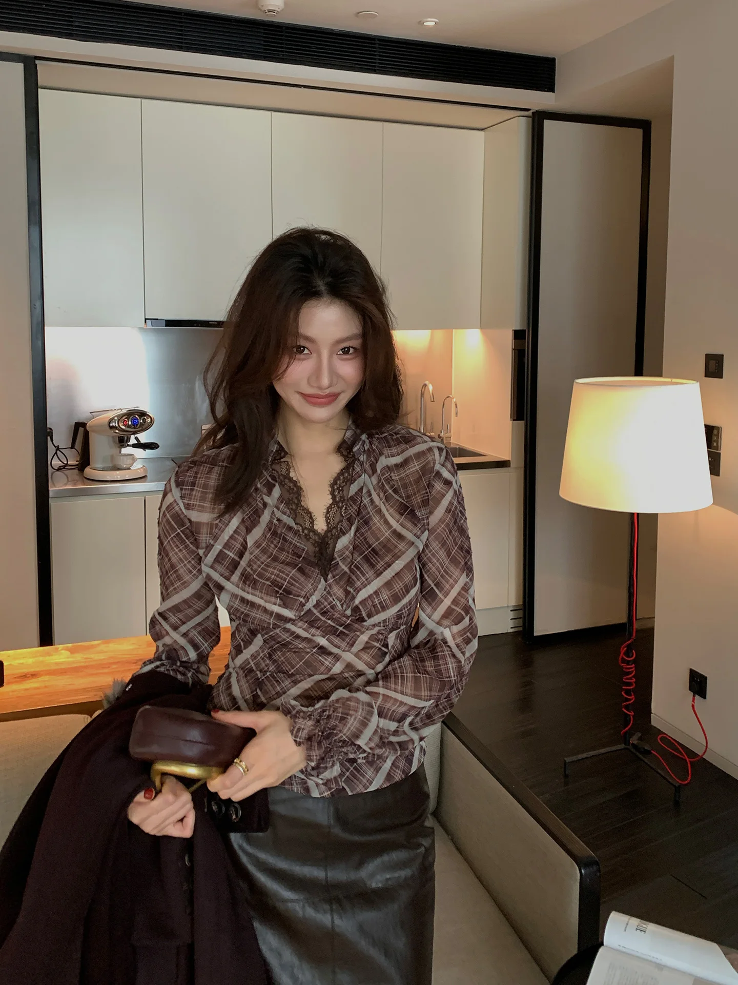 Женская винтажная блузка Dragon Joy в гонконгском стиле с кружевом, клетчатым узором, V-образным вырезом и оборками, осенне-зимняя, с длинным рукавом, свободного кроя, малого размера
Женская винтажная блузка Dragon Joy в гонконгском стиле с кружевом, клетчатым узором, V-образным вырезом и оборками, осенне-зимняя, с длинным рукавом, свободного кроя, малого размера