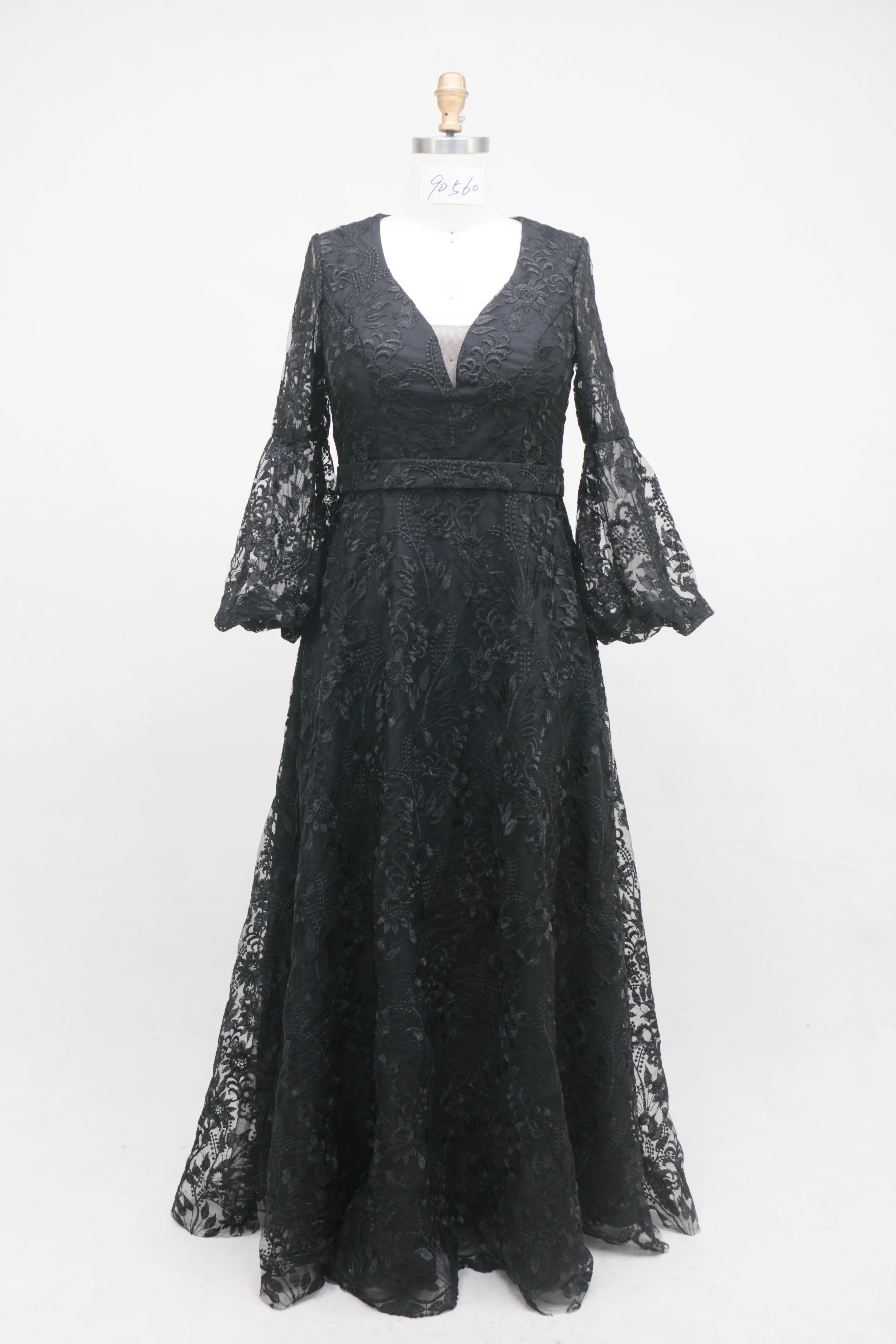 Black flared lantern long-sleeved embroidered V-neck elegant evening dress plus size dress suitable for parties, dances, family
Black flared lantern long-sleeved embroidered V-neck elegant evening dress plus size dress suitable for parties, dances, family