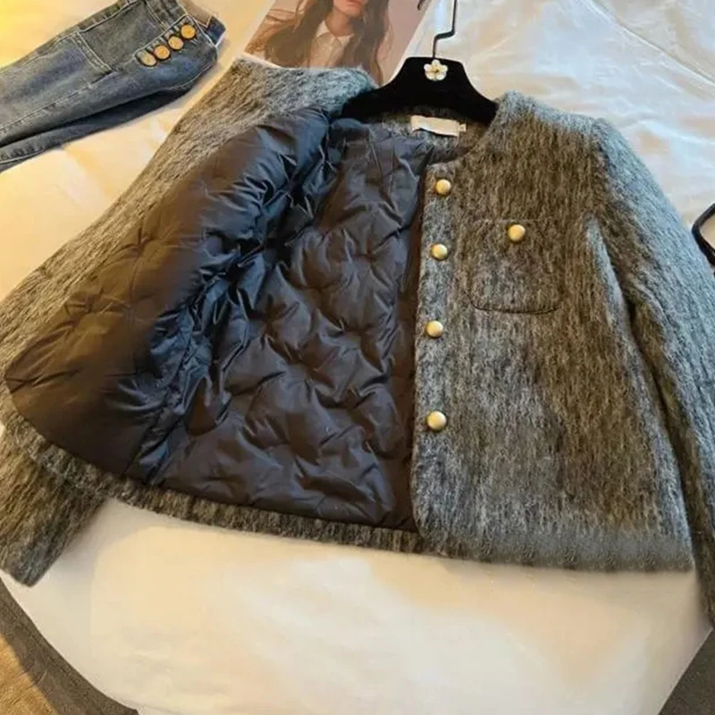 Женское зимнее шерстяное пальто Thiened ort 2025 Ele Lady Sle Top Faionable Стеганое жакет чистого цвета из полиэфирного волокна
Женское зимнее шерстяное пальто Thiened ort 2025 Ele Lady Sle Top Faionable Стеганое жакет чистого цвета из полиэфирного волокна