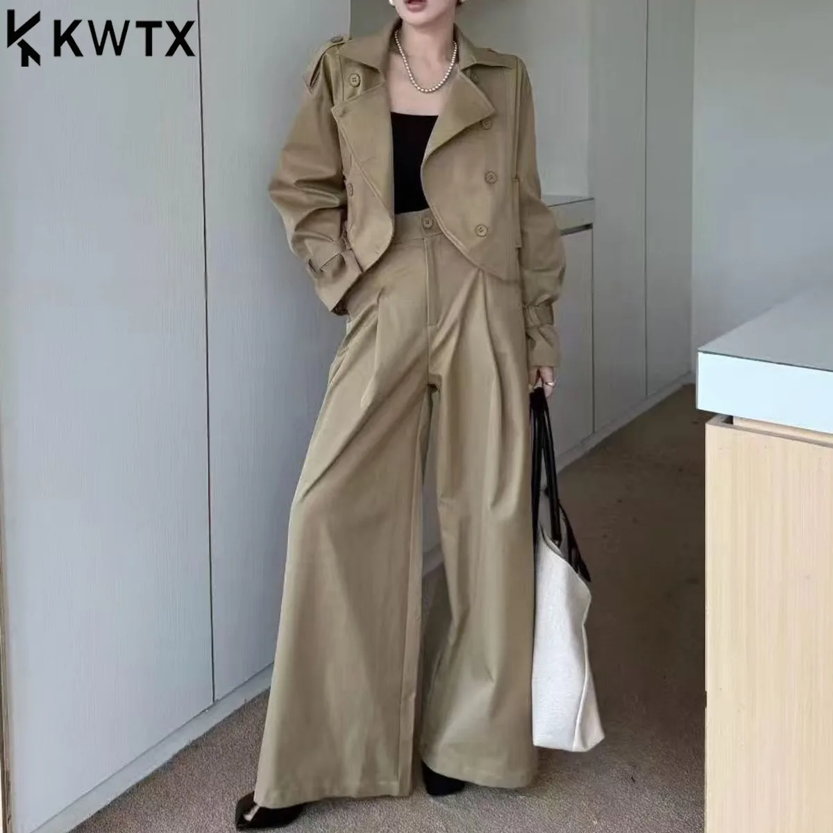 KWTX Простой однотонный комплект с асимметричными лацканами и свободными брюками, элегантный повседневный наряд из двух предметов, модные дизайнерские костюмы
KWTX Простой однотонный комплект с асимметричными лацканами и свободными брюками, элегантный повседневный наряд из двух предметов, модные дизайнерские костюмы