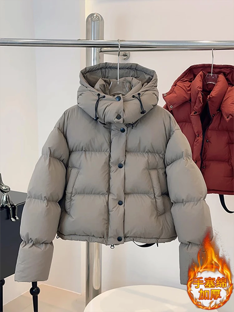 Korean Sle ort Puffy Jaet Women's Thiened Cotton Coat with Hood Warm Bread Clothes Winter Faionable Casual Wear
Korean Sle ort Puffy Jaet Women's Thiened Cotton Coat with Hood Warm Bread Clothes Winter Faionable Casual Wear