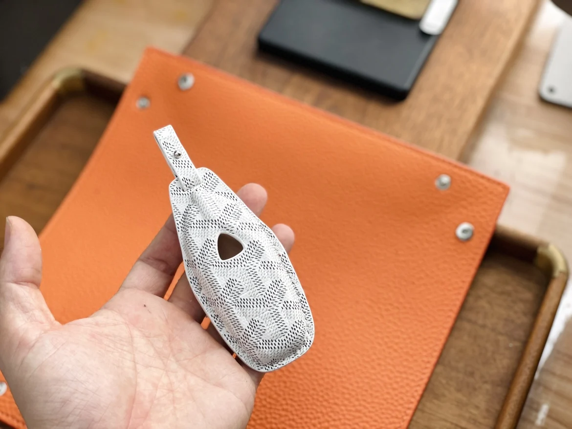 Applicable to the new Lamborghini sports car Urus key cover, large calf shell, handmade customized buttons, high-end gifts
Applicable to the new Lamborghini sports car Urus key cover, large calf shell, handmade customized buttons, high-end gifts