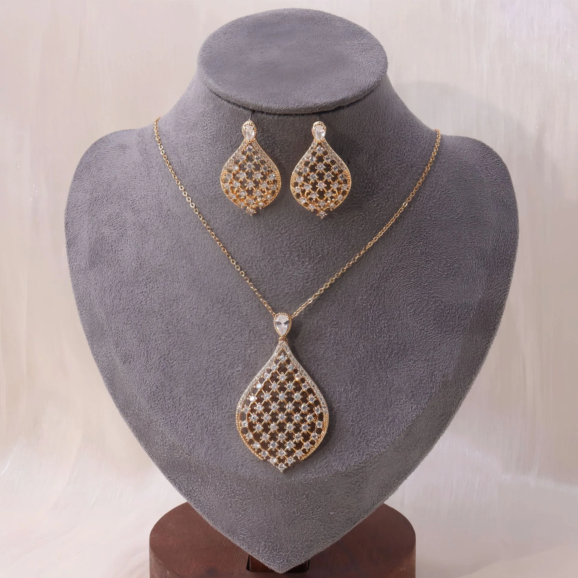 Luxury Water Drop Necklace Earrings Cubic Zirconia Women's Wedding Dubai African Bridal Banquet Party Jewelry Set
Luxury Water Drop Necklace Earrings Cubic Zirconia Women's Wedding Dubai African Bridal Banquet Party Jewelry Set