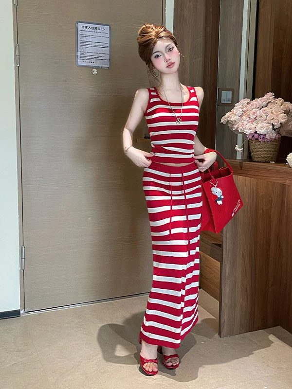 Summer New Style Spicy Girl Stripe Knitted Set Women High Waist Slim Fit Half Skirt Two Piece Set Fashionable Chic Ensemble
Summer New Style Spicy Girl Stripe Knitted Set Women High Waist Slim Fit Half Skirt Two Piece Set Fashionable Chic Ensemble