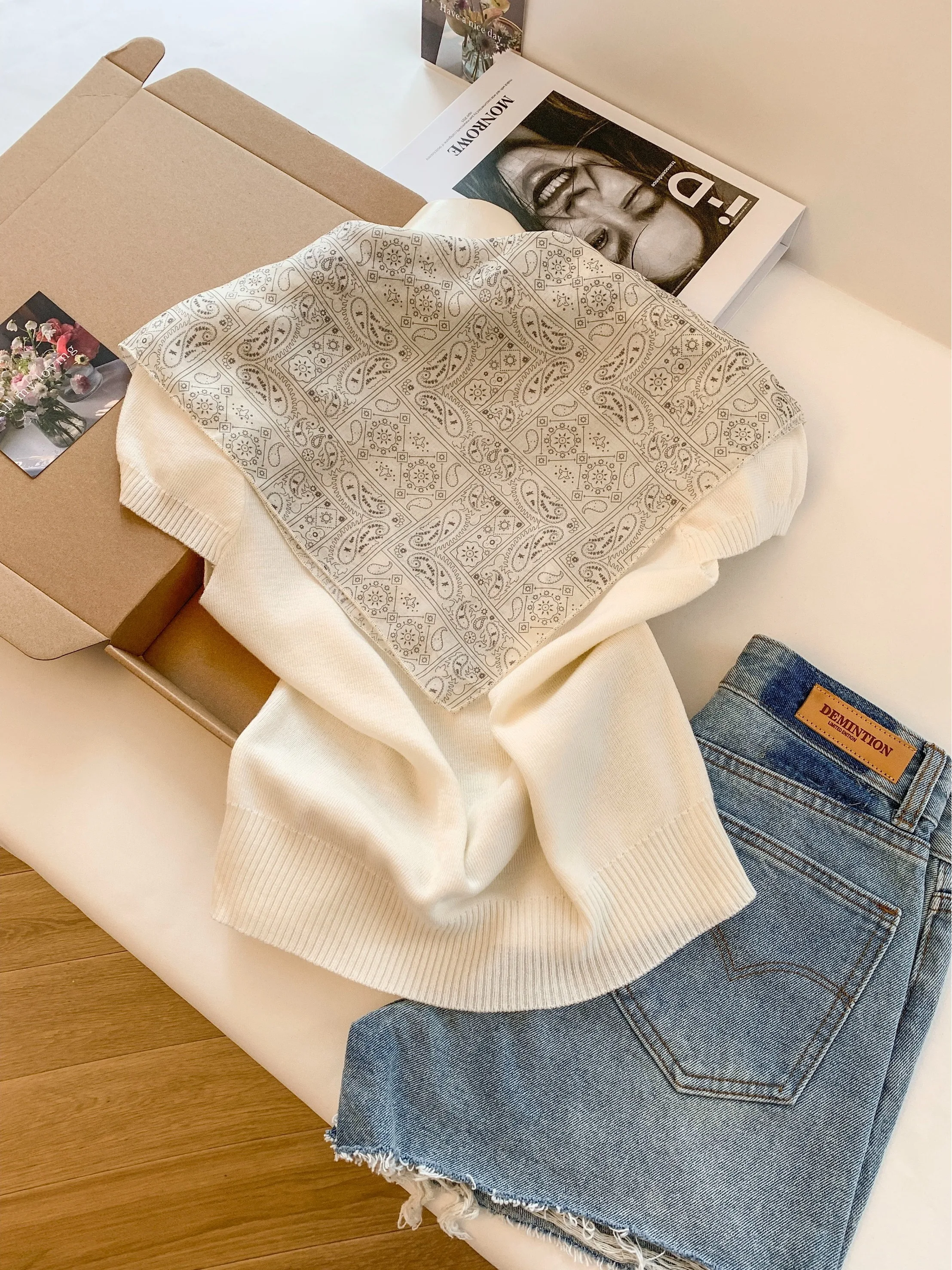 Elegant Thin Short Sleeve Knitted Shirt for Women Summer Casual Slim Fit Silk Scarf Versatile Top Quality Polyester Cotton Blend
Elegant Thin Short Sleeve Knitted Shirt for Women Summer Casual Slim Fit Silk Scarf Versatile Top Quality Polyester Cotton Blend