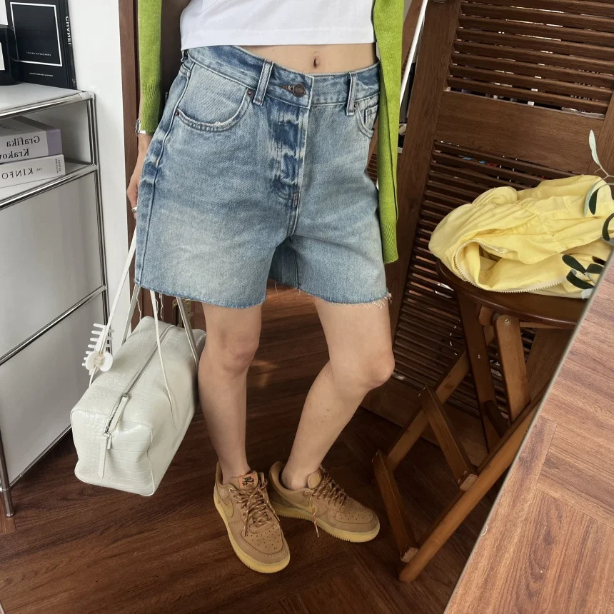 Spring Summer Basic Style Faded Washed Denim Shorts High Waist Straight Leg Blue Cotton Casual Shorts for Women
Spring Summer Basic Style Faded Washed Denim Shorts High Waist Straight Leg Blue Cotton Casual Shorts for Women