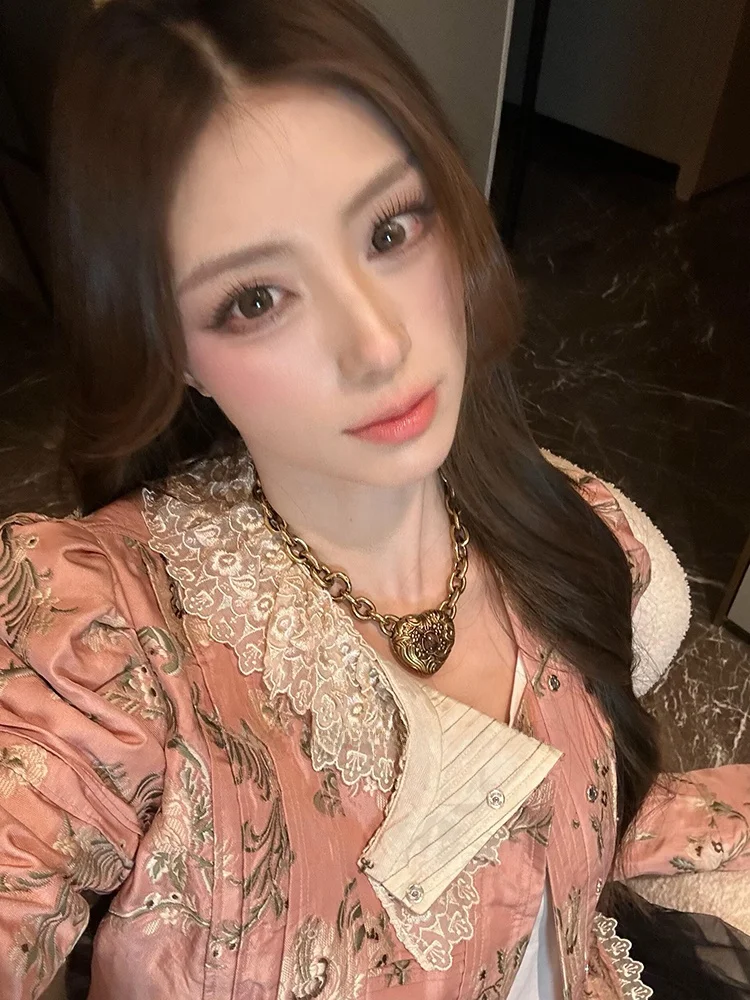 Style Short Jacket Women's Autumn Winter Lightweight Luxury High-end Lady's Personality Heavy Embroidery Lace Splicing...
Style Short Jacket Women's Autumn Winter Lightweight Luxury High-end Lady's Personality Heavy Embroidery Lace Splicing...