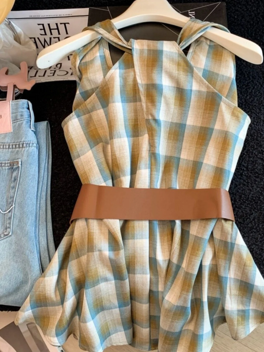 Sweet Cool Spicy Women's Plaid Shirt Vest with Belt Waist Cinching V-neck Summer New Style Breathable Comfortable Casual Top
Sweet Cool Spicy Women's Plaid Shirt Vest with Belt Waist Cinching V-neck Summer New Style Breathable Comfortable Casual Top