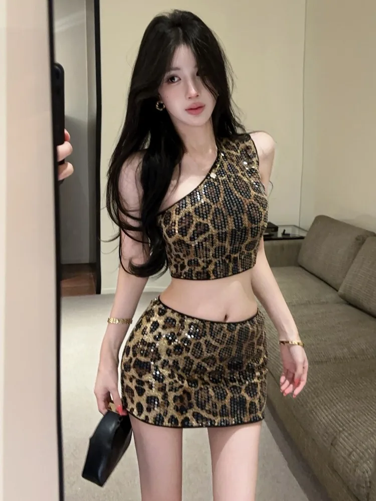 Sexy American Hot Girl Single Shoulder Leopard Print Sequin Short Top High Waist Slimming Half Skirt Fashion Two Piece Set
Sexy American Hot Girl Single Shoulder Leopard Print Sequin Short Top High Waist Slimming Half Skirt Fashion Two Piece Set
