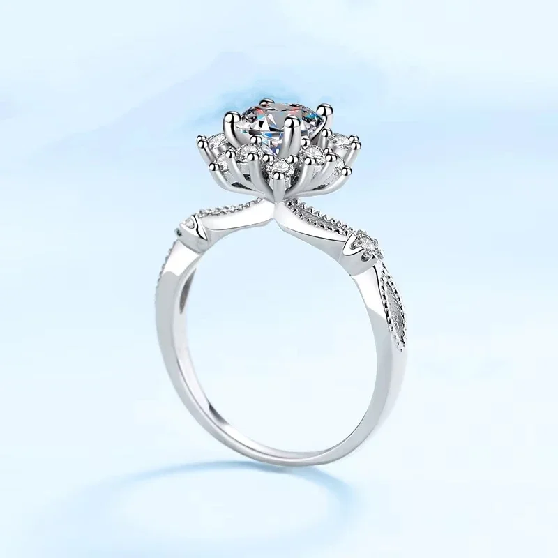 Romantic Platinum Pt950 Wedding Band 0.5/1CT Moissanite Wealthy Flower Bud Lover Diamond Ring Women Valentine's Day Girlfriend
Romantic Platinum Pt950 Wedding Band 0.5/1CT Moissanite Wealthy Flower Bud Lover Diamond Ring Women Valentine's Day Girlfriend