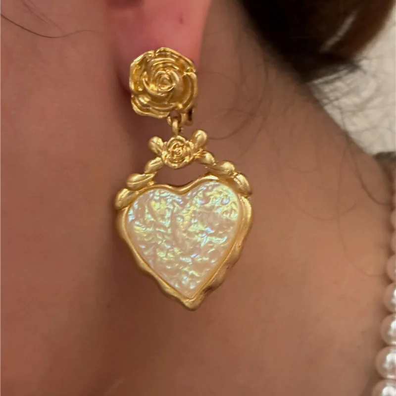 Gold Heart pendant Vintage Stud Earrings rose girls romance vintage eardrop 
Gold Heart pendant Vintage Stud Earrings rose girls romance vintage eardrop