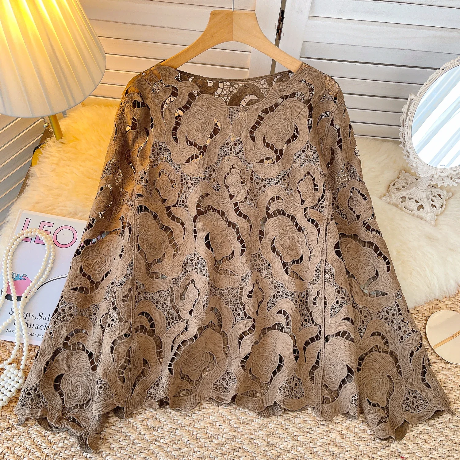 Vintage O-neck Basics Lace Flare Sleeve Elegant Hook Flower Hollow Out Loose Korean Streetwear High Street Autumn Winter Top
Vintage O-neck Basics Lace Flare Sleeve Elegant Hook Flower Hollow Out Loose Korean Streetwear High Street Autumn Winter Top