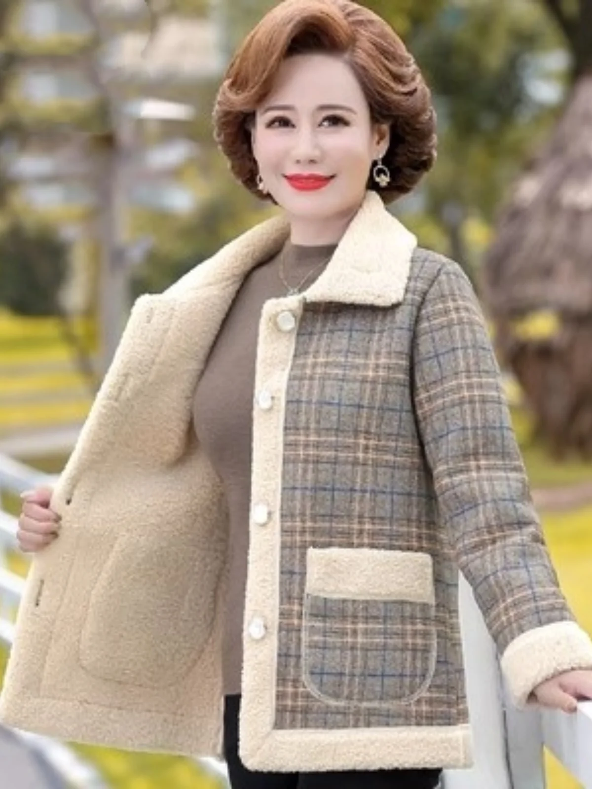 Stylish Short Lamb Fur Jacket Particle Velvet Thickened Cotton Coat for Middle-Aged And Elderly Women Autumn Winter Fashion
Stylish Short Lamb Fur Jacket Particle Velvet Thickened Cotton Coat for Middle-Aged And Elderly Women Autumn Winter Fashion