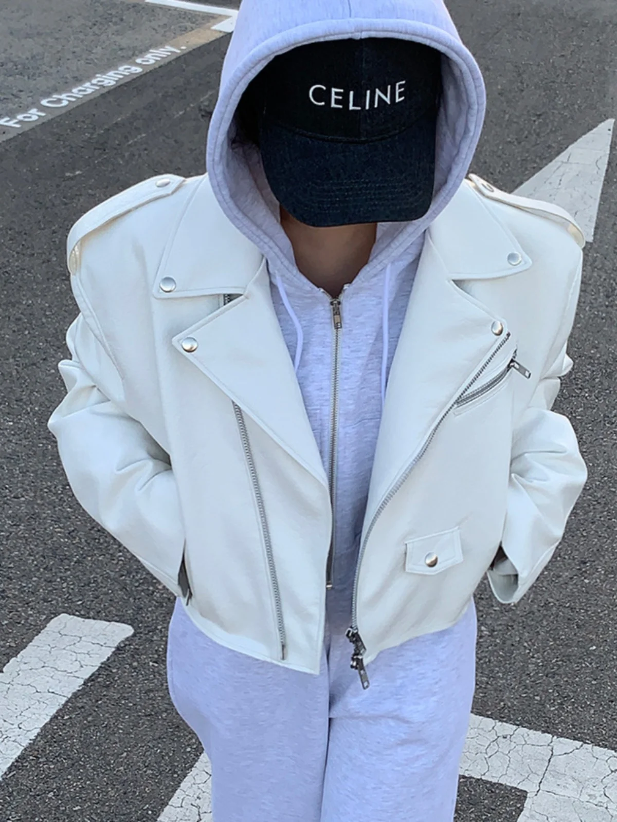 Женская укороченная куртка-косуха из искусственной кожи с заклепками на воротнике, двойной молнией, свободного кроя, модная, ветрозащитная, легкая верхняя одежда
Женская укороченная куртка-косуха из искусственной кожи с заклепками на воротнике, двойной молнией, свободного кроя, модная, ветрозащитная, легкая верхняя одежда