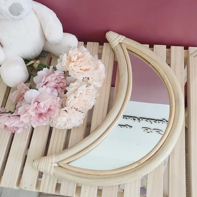 Декоративное зеркало из ротанга с кроликом, милое индонезийское фоновое настенное декоративное зеркало из ротанга, подвесное настенное зеркало для проживания в семье
Декоративное зеркало из ротанга с кроликом, милое индонезийское фоновое настенное декоративное зеркало из ротанга, подвесное настенное зеркало для проживания в семье