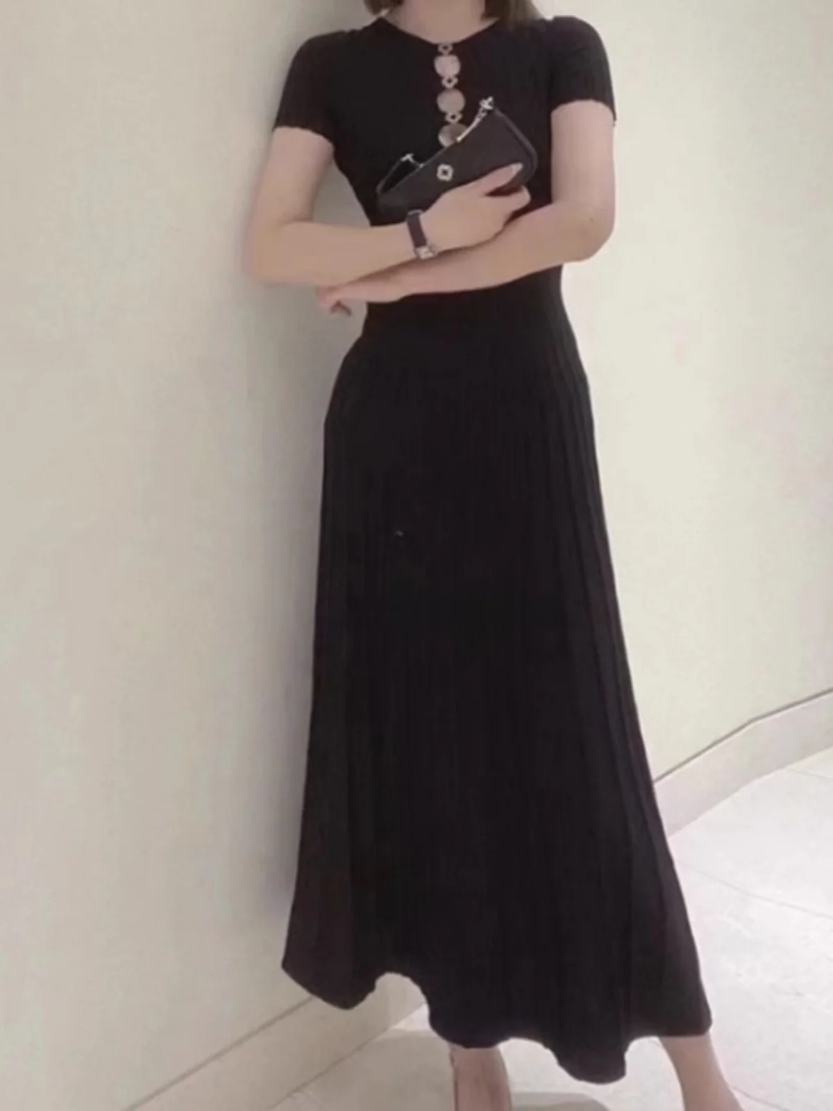 Летнее длинное вязаное платье с круглым вырезом, застежкой на пуговицах, подчеркивающее талию, в стиле французского шика, А-силуэт, для дома и повседневной носки
Летнее длинное вязаное платье с круглым вырезом, застежкой на пуговицах, подчеркивающее талию, в стиле французского шика, А-силуэт, для дома и повседневной носки