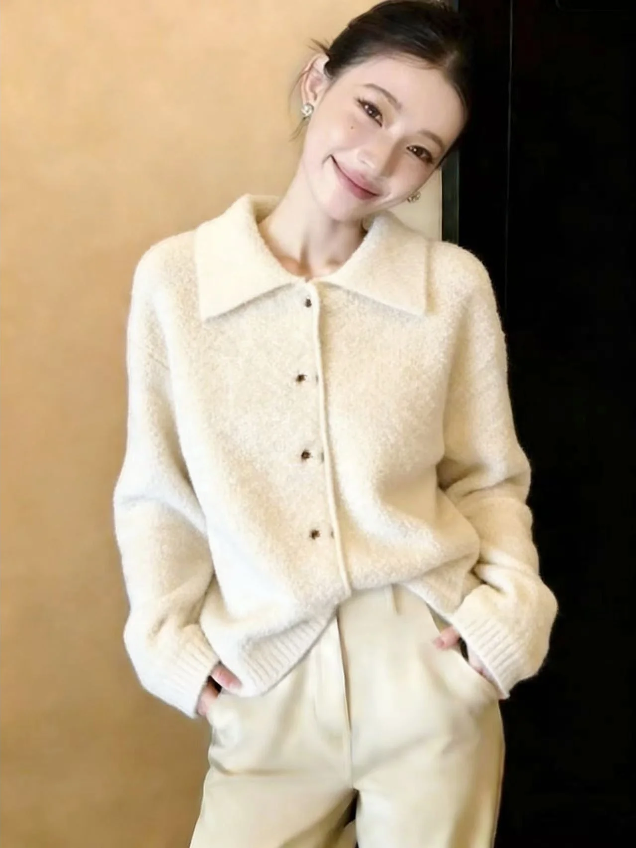 Женский вязаный кардиган с воротником и длинными рукавами, свободный крой, стройнящий силуэт, модный, универсальный, на одной пуговице, свитер-жакет
Женский вязаный кардиган с воротником и длинными рукавами, свободный крой, стройнящий силуэт, модный, универсальный, на одной пуговице, свитер-жакет