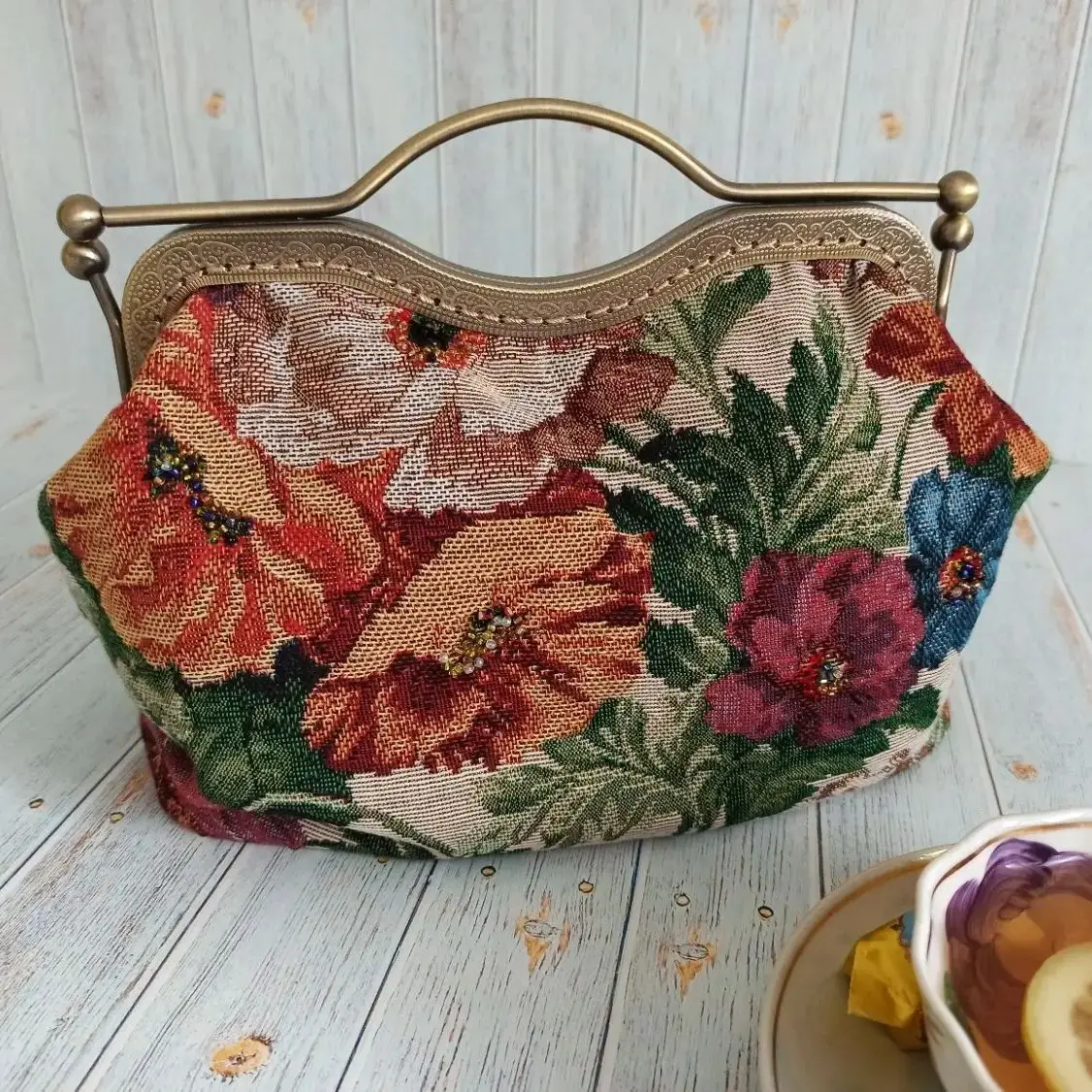 Lost in Vintage Floral Radicule of Bright Gabardin Tapestry Bag Frame Clutch 22x17x8cm
Lost in Vintage Floral Radicule of Bright Gabardin Tapestry Bag Frame Clutch 22x17x8cm