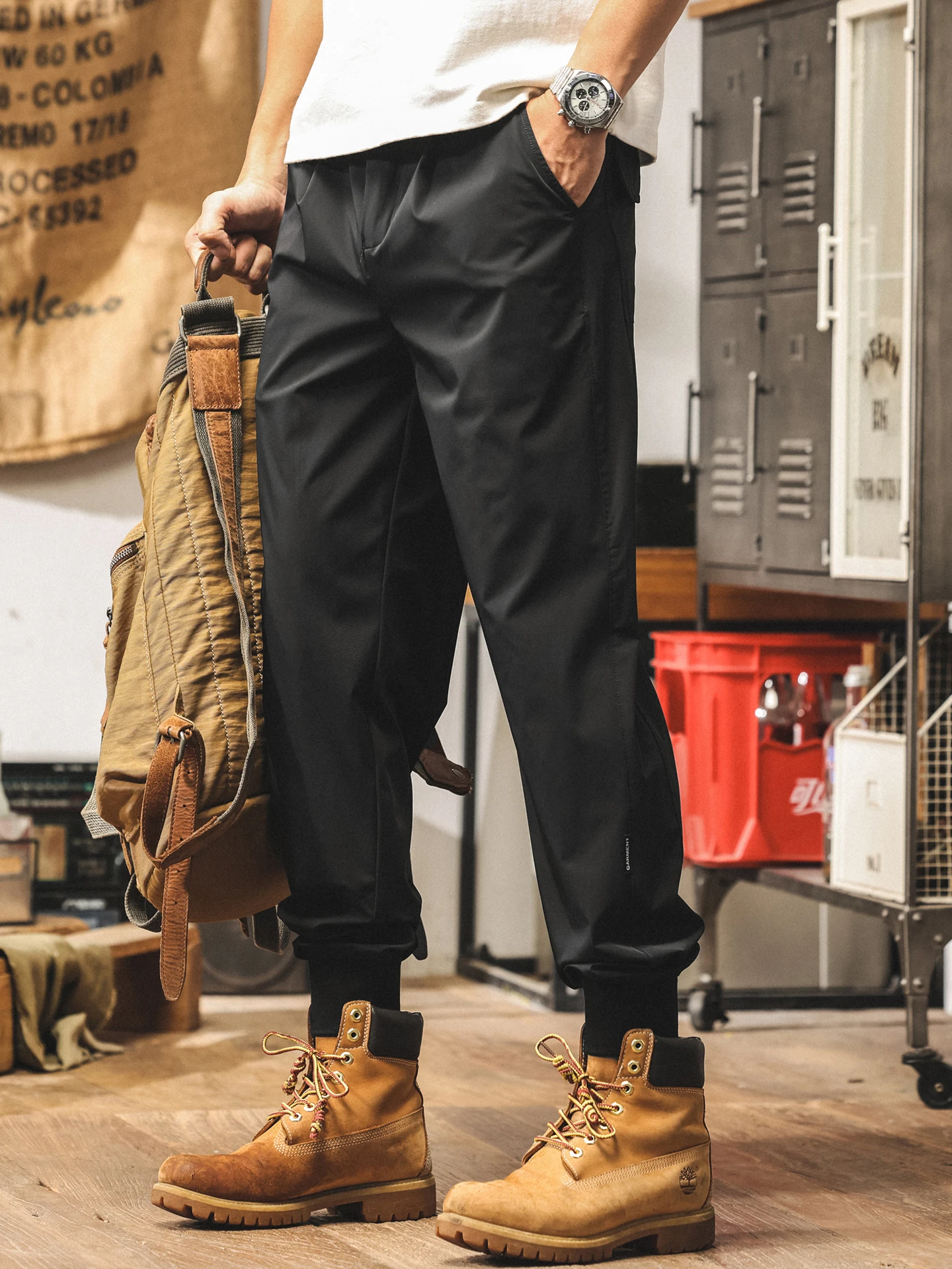 Летние тонкие быстросохнущие мужские повседневные брюки из ледяного шелка, свободные, больших размеров, модные спортивные длинные брюки с дышащей эластичной талией
Летние тонкие быстросохнущие мужские повседневные брюки из ледяного шелка, свободные, больших размеров, модные спортивные длинные брюки с дышащей эластичной талией