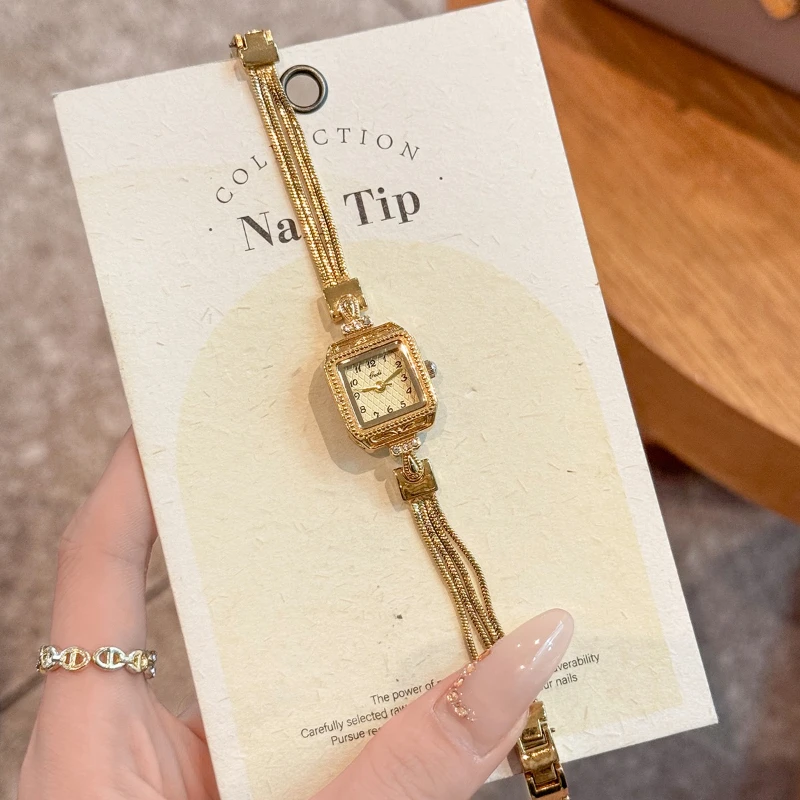 Женские часы в стиле ретро с маленьким циферблатом, золотые роскошные женские кварцевые часы с бриллиантами, простые платья, женские часы-браслет Montre
Женские часы в стиле ретро с маленьким циферблатом, золотые роскошные женские кварцевые часы с бриллиантами, простые платья, женские часы-браслет Montre