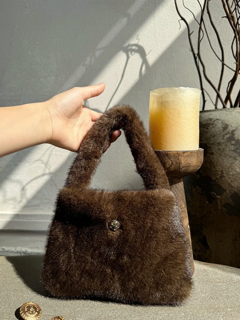 Retro Mink Handbag Women's Winter 2025 Faionable Versatile Handheld Bag Eco-friendly Faux Fur Purse Magnetic Bule Closure
Retro Mink Handbag Women's Winter 2025 Faionable Versatile Handheld Bag Eco-friendly Faux Fur Purse Magnetic Bule Closure
