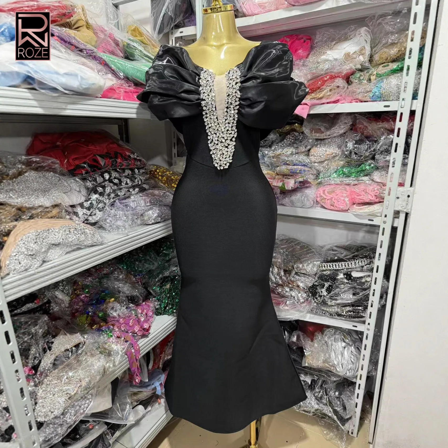 Гладкий черный облегающий макси — с темно-крещивающейся спиной и сверкающей хрустальной отделкой, идеальным ансамблем для свидания и вечера
Гладкий черный облегающий макси — с темно-крещивающейся спиной и сверкающей хрустальной отделкой, идеальным ансамблем для свидания и вечера