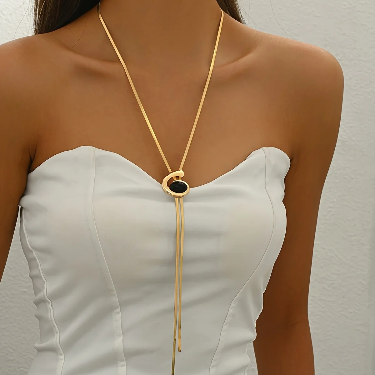 Women's Wide Metal Snake Bone Chain Necklace with Rotating Black Acrylic Oval Y-Shaped Long Chain Accessory
Women's Wide Metal Snake Bone Chain Necklace with Rotating Black Acrylic Oval Y-Shaped Long Chain Accessory