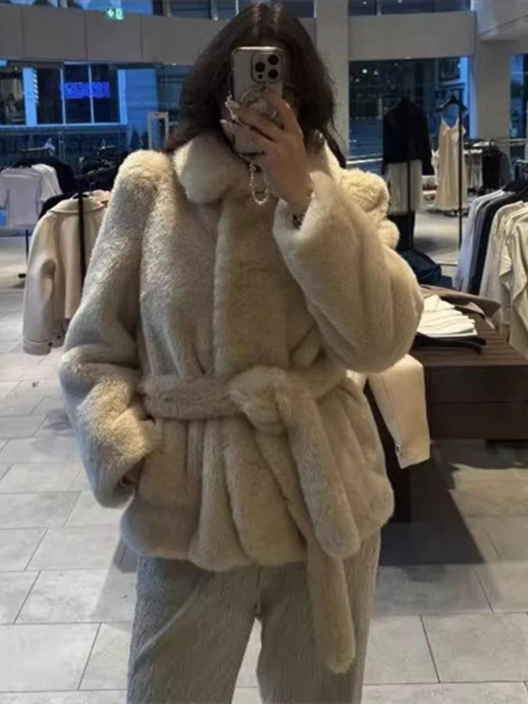 Fall 2025 Women's ort Coat Jaet Plu Collar Waist-Cinching Artificial Fur Effect Outerwear French Sle Loose Fit Long S...
Fall 2025 Women's ort Coat Jaet Plu Collar Waist-Cinching Artificial Fur Effect Outerwear French Sle Loose Fit Long S...