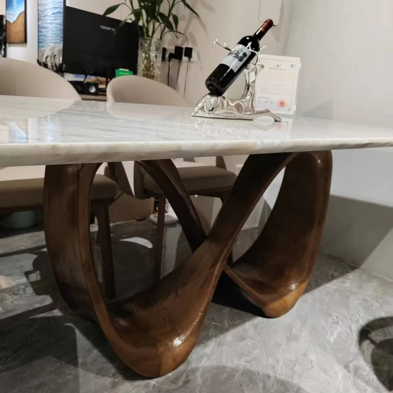 Антикварная винная стойка, украшение стола, латунная статуя с полированной техникой гравировки
Антикварная винная стойка, украшение стола, латунная статуя с полированной техникой гравировки