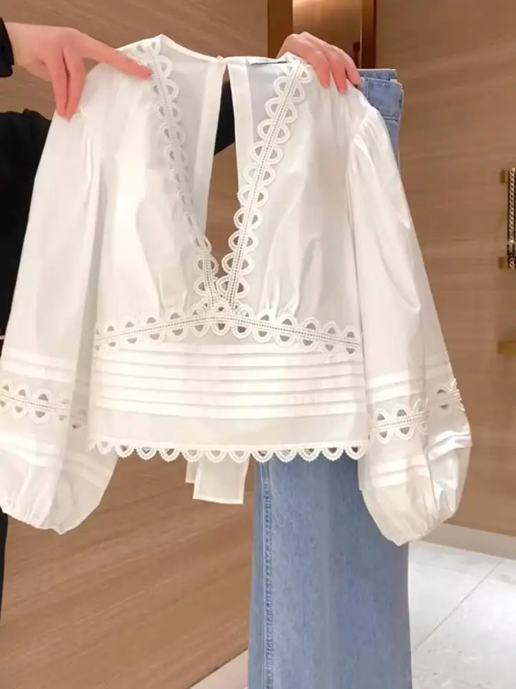 2026 New French Style Women's White Long Sleeve V Neck Blouse Hollow Out Lace Trim Elegant Chic Casual Top
2026 New French Style Women's White Long Sleeve V Neck Blouse Hollow Out Lace Trim Elegant Chic Casual Top