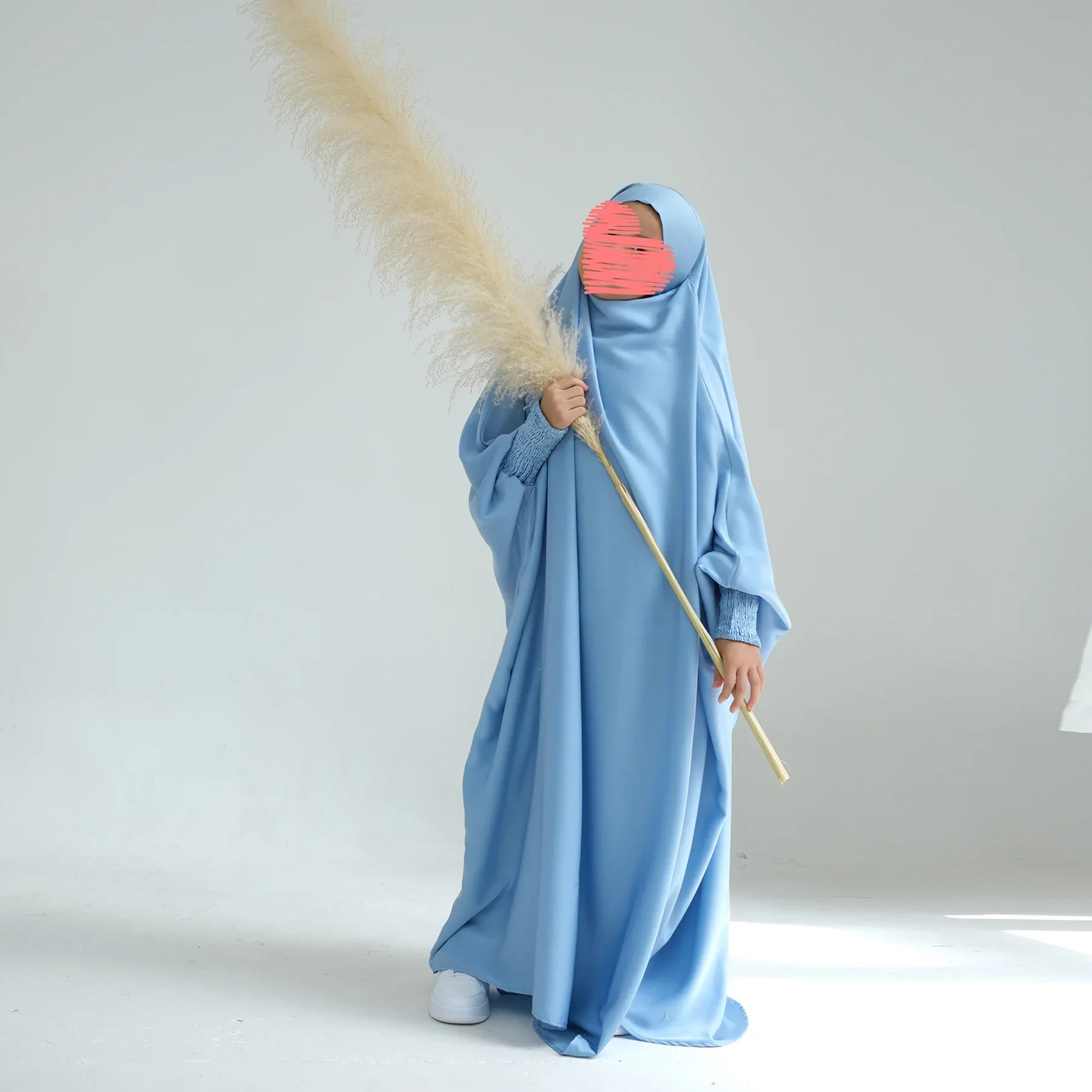 Детская атласная длинная одежда Jilbab Khimar с капюшоном, абайя, Исламская одежда Рамадан, ИД, мусульманское искусственное платье для девушек
Детская атласная длинная одежда Jilbab Khimar с капюшоном, абайя, Исламская одежда Рамадан, ИД, мусульманское искусственное платье для девушек