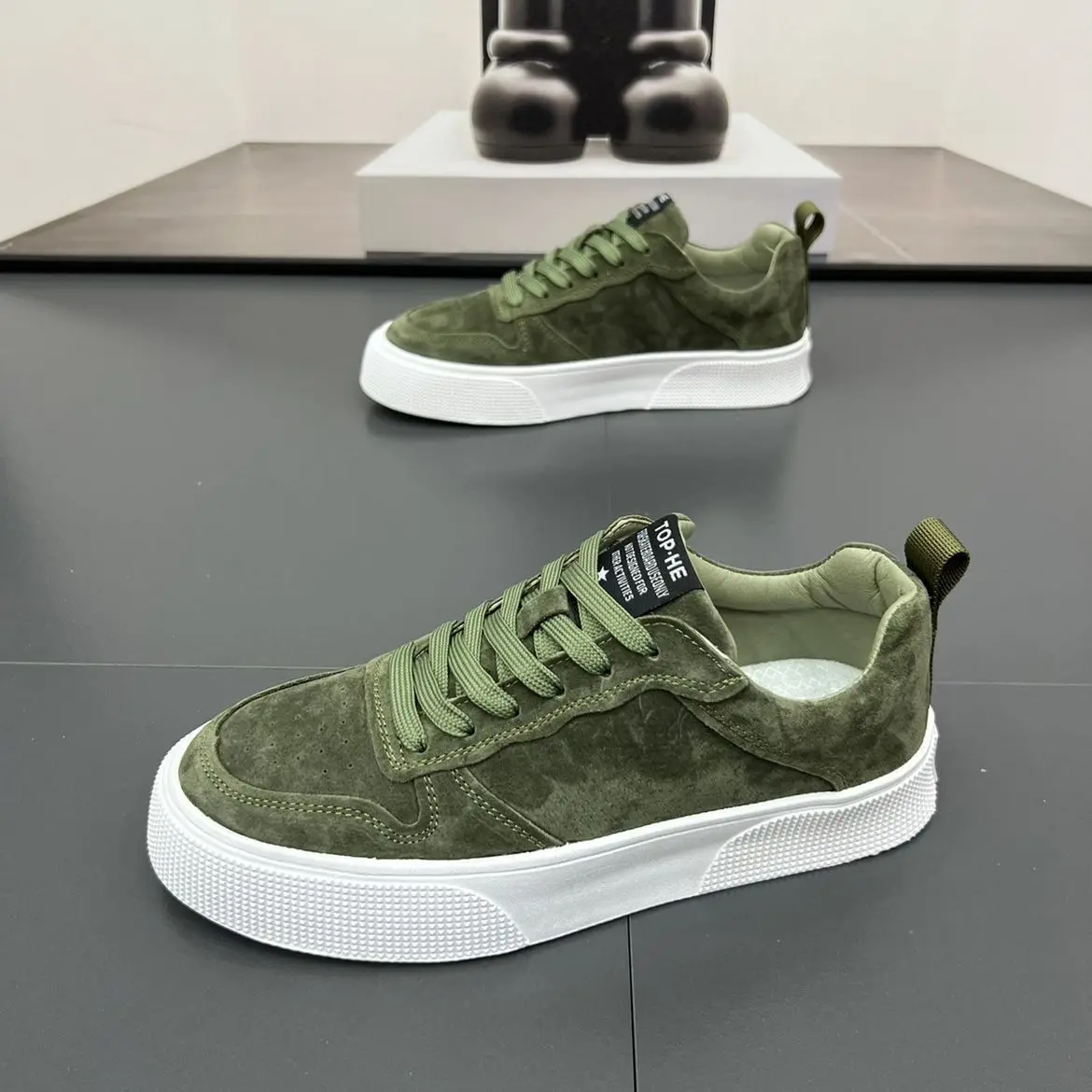 2024 New Suede Men's Shoes Autumn and Winter Trend Versatile Lightweight Casual Sports Shoes Soft Sole Comfortable Board Shoes
2024 New Suede Men's Shoes Autumn and Winter Trend Versatile Lightweight Casual Sports Shoes Soft Sole Comfortable Board Shoes