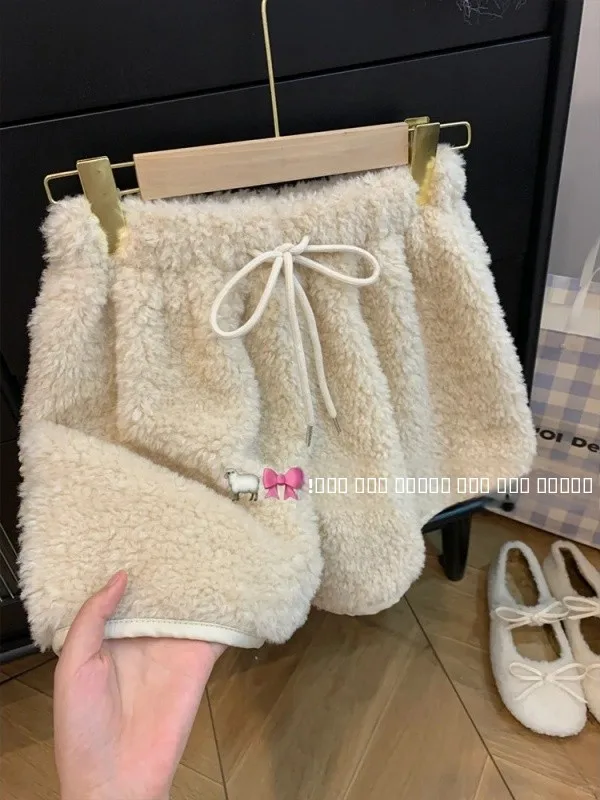 Женские зимние повседневные брюки с высокой талией из овечьей шерсти, удобные эластичные брюки-клеш в корейском стиле для города
Женские зимние повседневные брюки с высокой талией из овечьей шерсти, удобные эластичные брюки-клеш в корейском стиле для города