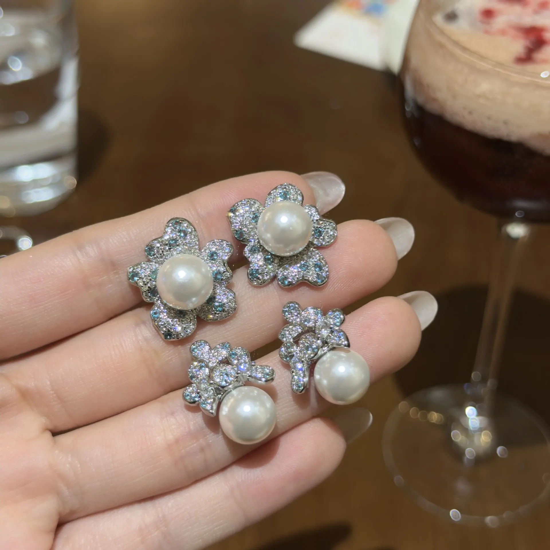 Light luxury exquisite diamonds inlaid fashion flower pearl earrings for women silver 925 flowers earings stud fine Jewelry gift
Light luxury exquisite diamonds inlaid fashion flower pearl earrings for women silver 925 flowers earings stud fine Jewelry gift