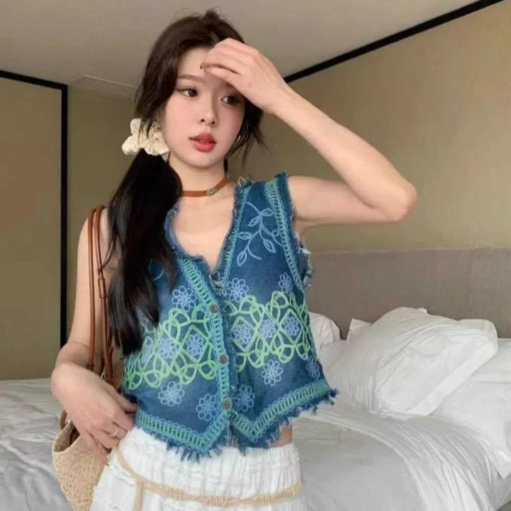 Fashion Y2K Floral Embroidery Denim Vest Button-up Sweet Cropped Sleeveless Vest Outerwears V Neck Waistcoat Women Spring Summer
Fashion Y2K Floral Embroidery Denim Vest Button-up Sweet Cropped Sleeveless Vest Outerwears V Neck Waistcoat Women Spring Summer