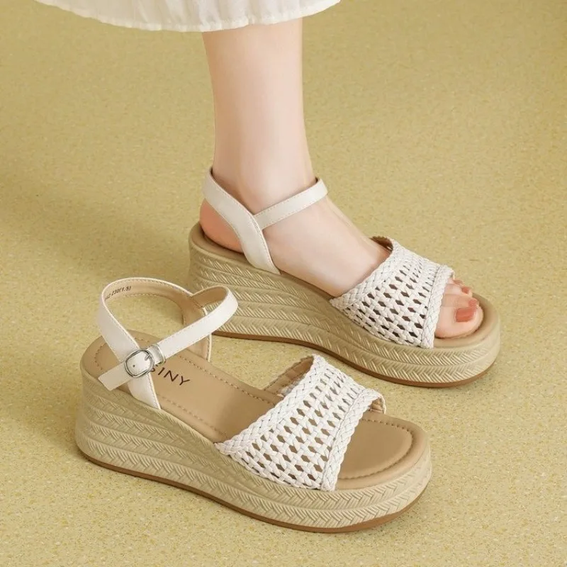 Cutout Woven Sandals Women's 2026 Summer New Open Toe One Strap Wedge Platform Shoes
Cutout Woven Sandals Women's 2026 Summer New Open Toe One Strap Wedge Platform Shoes