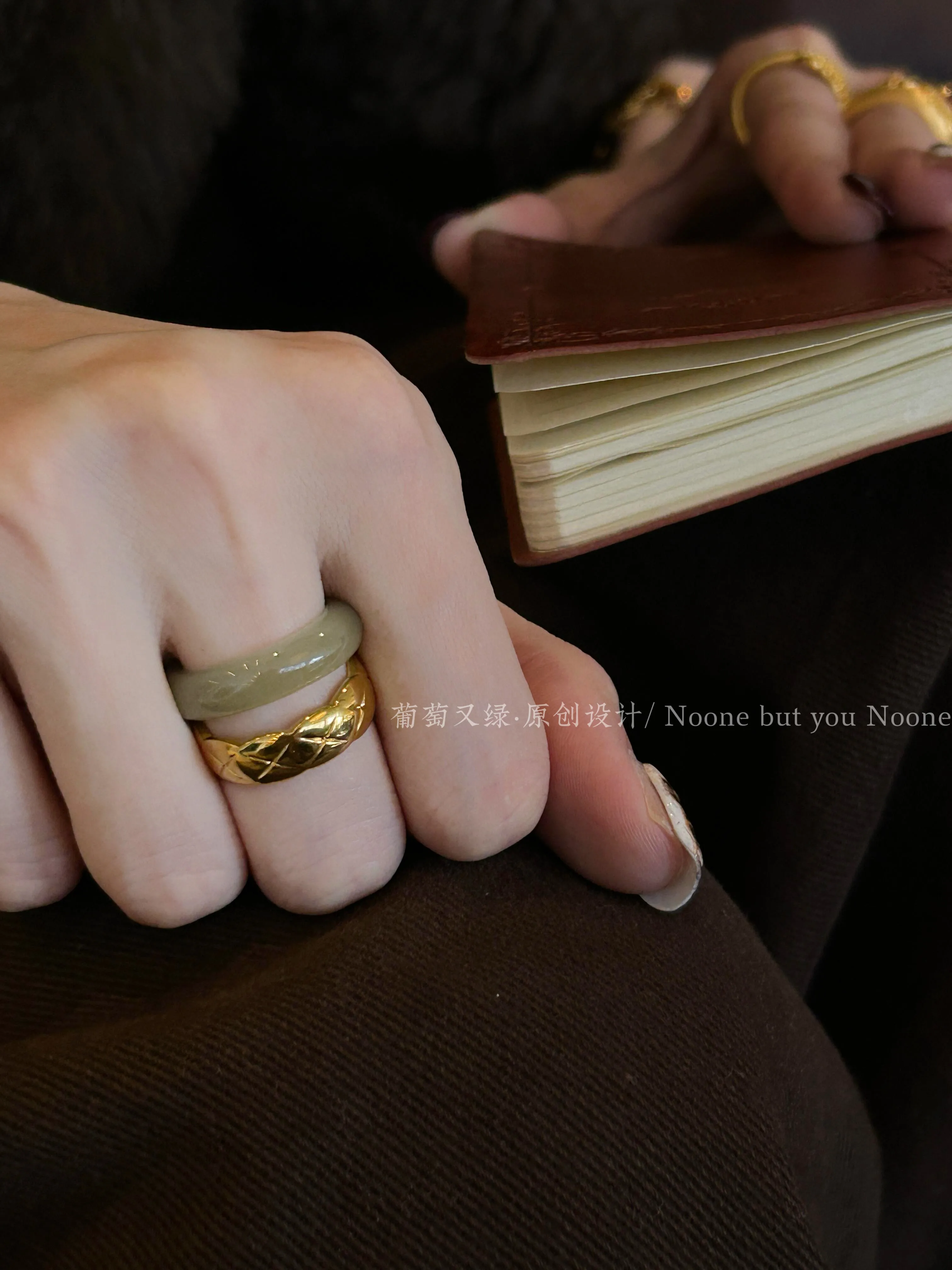 Кольцо из хэтяньского нефрита для женщин и мужчин, с кристаллами Дунхай, агатом, халцедоном и жадеитом.
Кольцо из хэтяньского нефрита для женщин и мужчин, с кристаллами Дунхай, агатом, халцедоном и жадеитом.