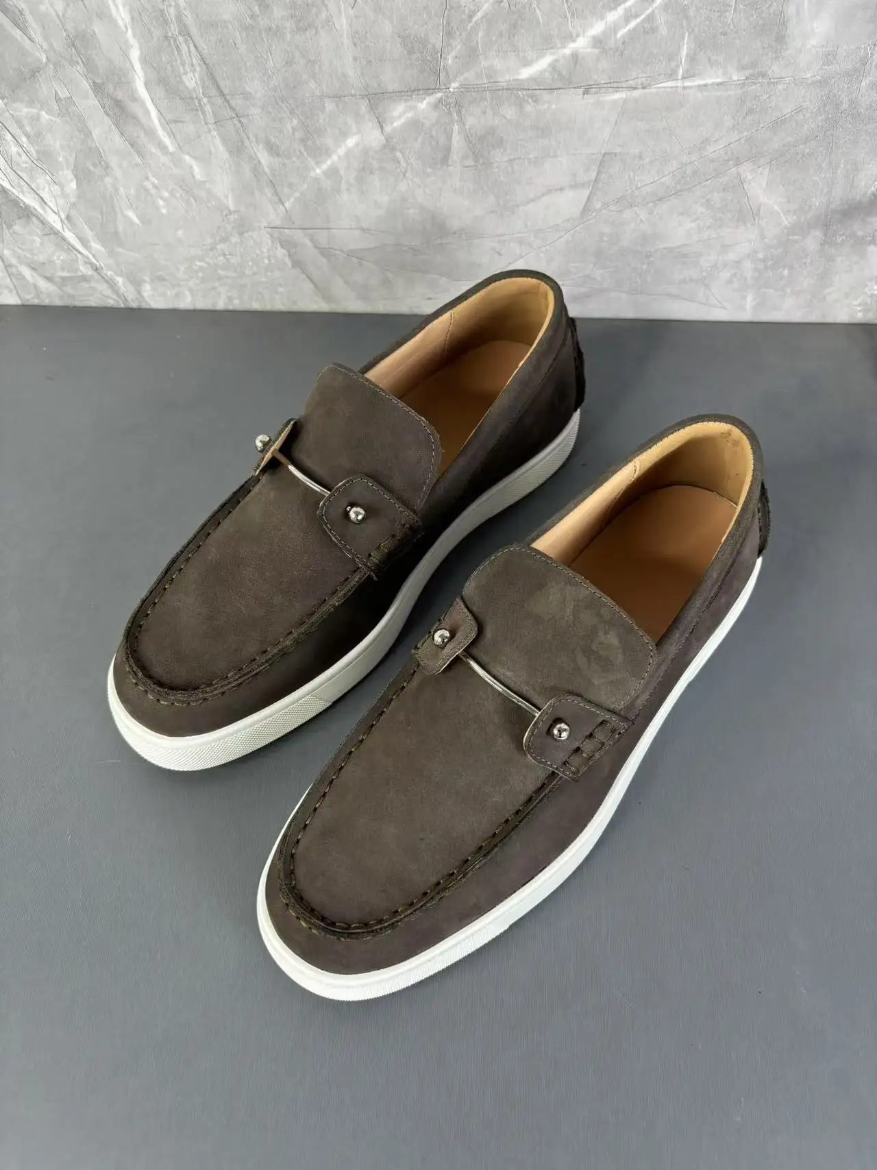 Однотонные мужские лоферы с круглой головкой, мужская обувь без шнуровки на каблуке, модные весенние модельные туфли на плоской подошве с металлической пряжкой
Однотонные мужские лоферы с круглой головкой, мужская обувь без шнуровки на каблуке, модные весенние модельные туфли на плоской подошве с металлической пряжкой