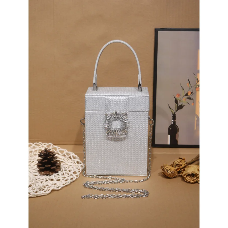 Elegant woven pattern handbag, new versatile design with diamond buckle and shoe buckle, shoulder bag
Elegant woven pattern handbag, new versatile design with diamond buckle and shoe buckle, shoulder bag