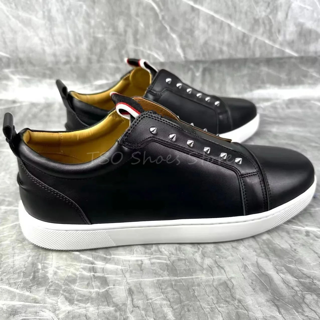 Black Leather Casual Sneakers Rivets Decor Lace Up Flat Sports Shoes for Men Brand Fashion Plaid Design Men's Outdoor Shoes Male
Black Leather Casual Sneakers Rivets Decor Lace Up Flat Sports Shoes for Men Brand Fashion Plaid Design Men's Outdoor Shoes Male