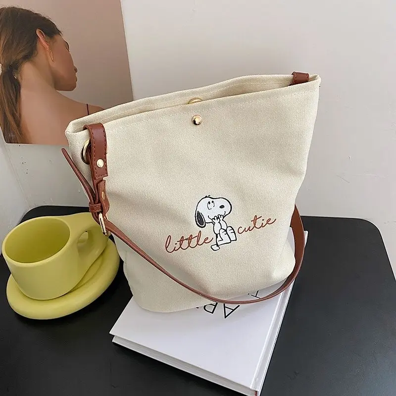 2024 New MINISO Kawaii Anime Cute Bucket Bag Cute Cartoon Printed Girl Heart Simple Shoulder Bag Snoopy Bag Fashion Canvas Bag
2024 New MINISO Kawaii Anime Cute Bucket Bag Cute Cartoon Printed Girl Heart Simple Shoulder Bag Snoopy Bag Fashion Canvas Bag