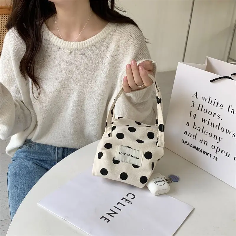 Small Niche Design Fashionable and Cute Mini Portable Bucket Bag Daily Casual Hand-Held Lipstick Canvas Bag
Small Niche Design Fashionable and Cute Mini Portable Bucket Bag Daily Casual Hand-Held Lipstick Canvas Bag