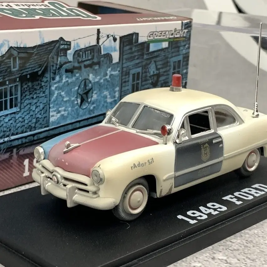 Зеленый свет 1/43 Ford 1999. Модель полицейского автомобиля из сплава.
Зеленый свет 1/43 Ford 1999. Модель полицейского автомобиля из сплава.