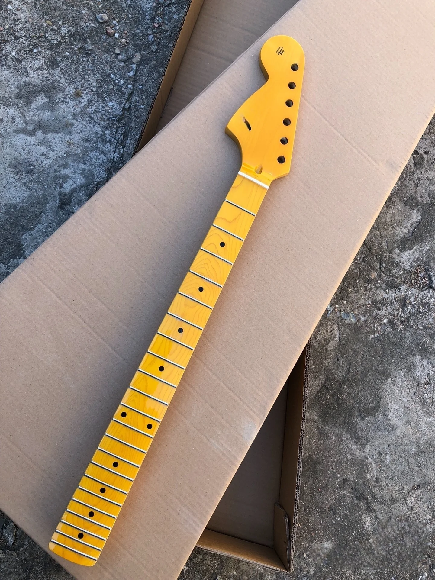 Brand new stock reverse head electric guitar neck handle, maple fingerboard, two-way adjustable steel bars, 22 frets
Brand new stock reverse head electric guitar neck handle, maple fingerboard, two-way adjustable steel bars, 22 frets