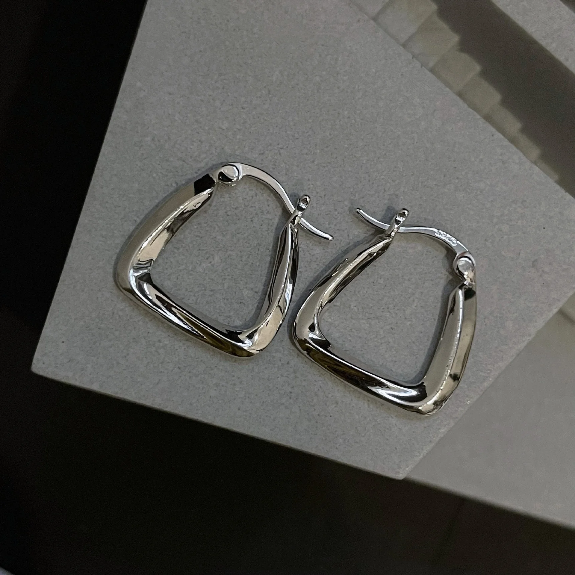 925 Sterling SilverI Triangle Hoop Earring for Women Girl Geometry Ear Buckle Minimalist Fashion Fine Jewelry Party Gift
925 Sterling SilverI Triangle Hoop Earring for Women Girl Geometry Ear Buckle Minimalist Fashion Fine Jewelry Party Gift