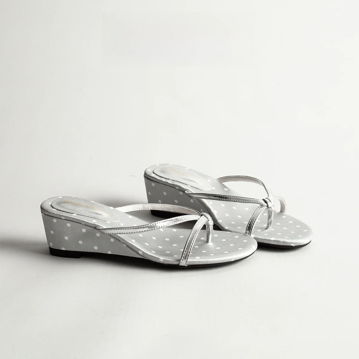 Polka Dot Wedge Heel Women's Sandals Korean Style Fairy Atmosphere Beach Slippers Outerwear Casual Fashionable Flip Flops
Polka Dot Wedge Heel Women's Sandals Korean Style Fairy Atmosphere Beach Slippers Outerwear Casual Fashionable Flip Flops