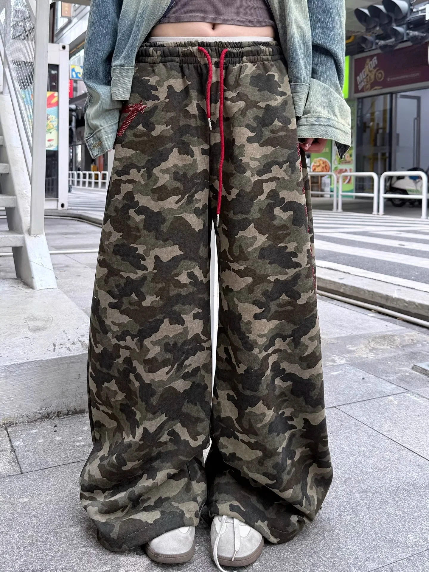 Retro American Letter Rhinestone Design Camouflage Wide Leg Pants Loose Dancing Hip Hop Workwear Trousers for Women Spring Au...
Retro American Letter Rhinestone Design Camouflage Wide Leg Pants Loose Dancing Hip Hop Workwear Trousers for Women Spring Au...