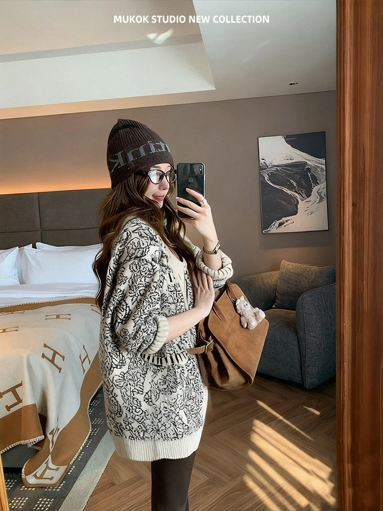 MUKOK Vintage Knitted Wool Sweater Loose V-Ne Thi Medium-Length Open Cardigan Outerwear for Autumn And Winter
MUKOK Vintage Knitted Wool Sweater Loose V-Ne Thi Medium-Length Open Cardigan Outerwear for Autumn And Winter