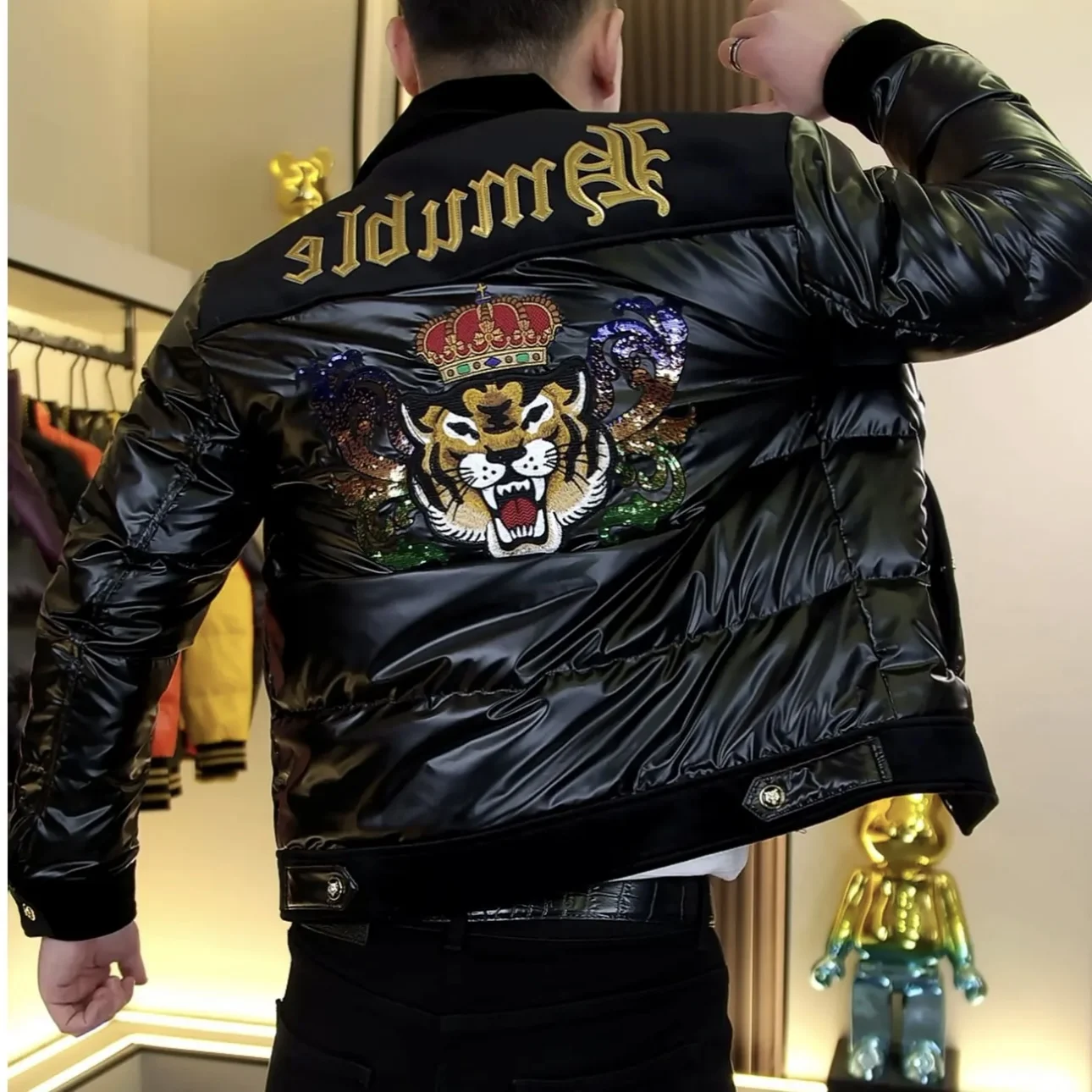 Модная мужская приталенная куртка-пуховик с ярким кожаным воротником с вышивкой, зимнее пальто для молодежи, городская повседневная одежда, износостойкая.
Модная мужская приталенная куртка-пуховик с ярким кожаным воротником с вышивкой, зимнее пальто для молодежи, городская повседневная одежда, износостойкая.